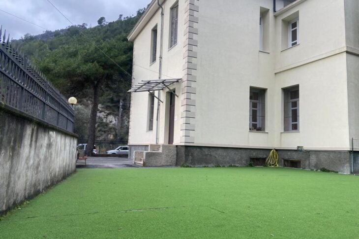 Cortile con erba sintetica
