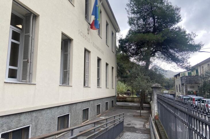 Ingresso con rampa e cortile asfaltato